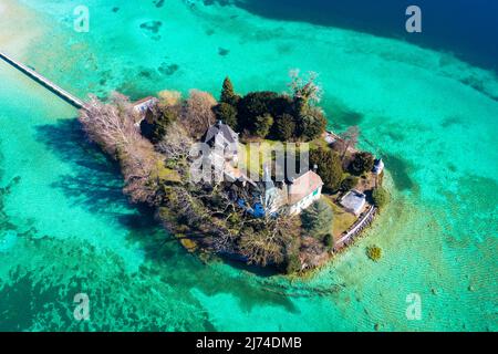 Luftaufnahme des Schlosses Lizlberg. Schloss Litzlberg liegt auf einer kleinen Insel im Attersee in der Stadt Litzlberg im nahe gelegenen Seewalchen Stockfoto