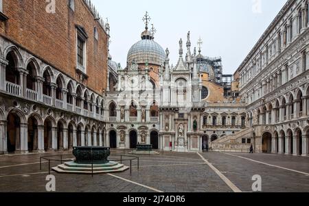 Italien Venedig Dogenpalast -96 Innenhof nach Norden links Westflügel hinten Arco Foscari überragt vom Markusdom rechts Scala dei Giganti und Ostflügel Stockfoto