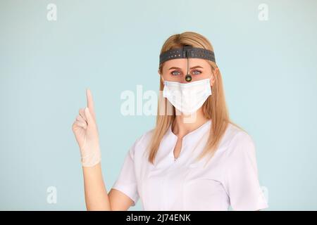 HNO-Ärztin, die im Krankenhaus in Maske getragen und auf die Kamera geschaut hat Stockfoto