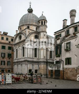 Italien Venedig Kirche Santa Maria dei Mirácoli -639 erbaut 1481-89 von Pietro Lombardo gesehen vom Campiello dei Mirácoli Stockfoto