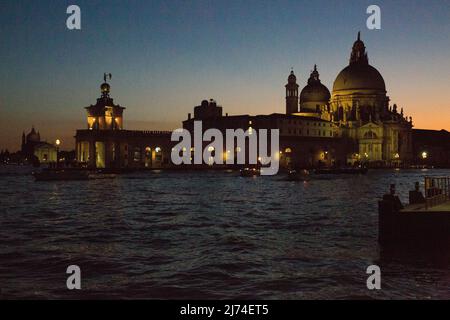 Italien Venedig Kirche Santa Maria della Salute -244 baut 1630-87 von Baldassare Longhena Ansicht von Nordosten in der Dämmerung links Punta della D Stockfoto