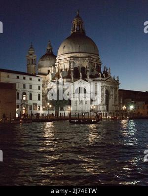 Italien Venedig Kirche Santa Maria della Salute -246 erbaut 1630-87 V Baldassare Longhena Ansicht / Nordosten in der Dämmerung Stockfoto