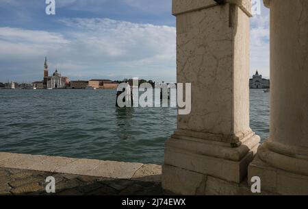 Italien Venedig Kirche Santa Maria Maggiore -488 rechts Durchbkick zur Zitelle-Krche beide von Palladio entworfen Sicht von der Punta della Dogana Stockfoto