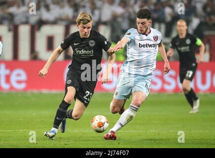 Jens Petter Hauge (F), Action, Duels gegen Declan Riff (WHU), Eintracht Frankfurt - West Ham United 1-0, am 5.. Mai 2022 in Frankfurt/Deutschland. DEUTSCHE BANK PARK Â Stockfoto