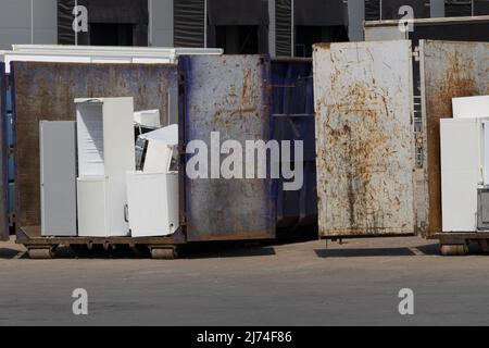 Gebrauchte Haushaltsgeräte in Müllkonverter. Entsorgungsfehler. Stockfoto