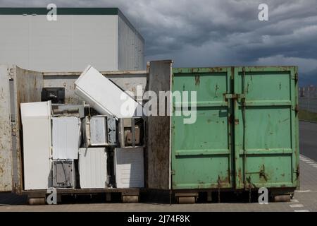 Müllcontainer für elektronische Geräte. Weggeworfene Haushaltsgeräte im Abfallbehälter Stockfoto