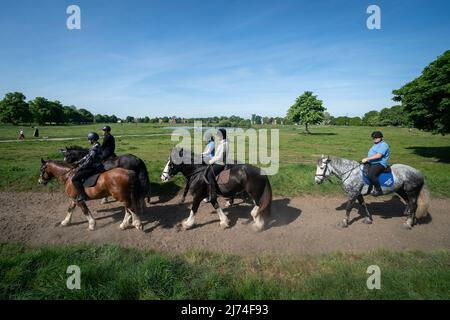 Menschen reiten auf Pferden entlang des Wimbledon Common in London. Bilddatum: Freitag, 6. Mai 2022. Stockfoto