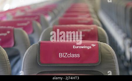 05. Mai 2022, Hamburg: Blick in einen Airbus A319 der Fluggesellschaft Eurowings am Hamburg Airport. Eurowings plant am Hamburg Airport bis zu 350 Abflüge zu 60 Direktzielen pro Woche. Foto: Marcus Brandt/dpa Stockfoto