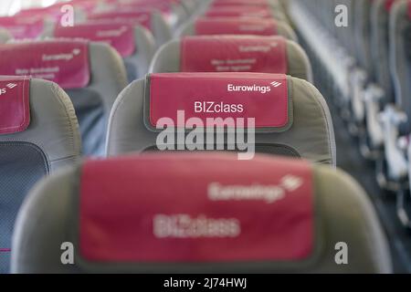 05. Mai 2022, Hamburg: Blick in einen Airbus A319 der Fluggesellschaft Eurowings am Hamburg Airport. Eurowings plant am Hamburg Airport bis zu 350 Abflüge zu 60 Direktzielen pro Woche. Foto: Marcus Brandt/dpa Stockfoto