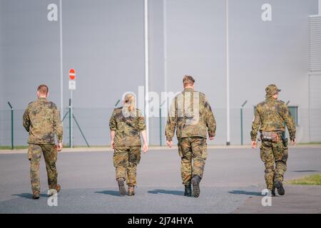 02. Mai 2022, Niedersachsen, Wunstorf: Soldaten gehen in Richtung Asphalt des Lufttransportgeschwaders 62 in Wunstorf, Niedersachsen. Foto: Ole Spata/dpa Stockfoto