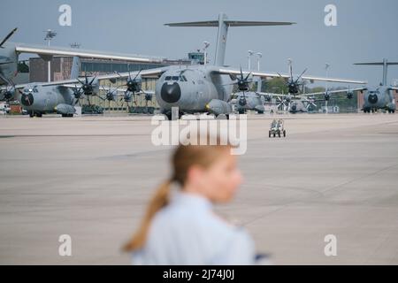 02. Mai 2022, Niedersachsen, Wunstorf: Eine Soldatinnen steht auf dem Asphalt des Lufttransportgeschwaders 62 im niedersächsischen Wunstorf. Foto: Ole Spata/dpa Stockfoto