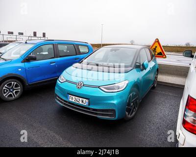 Vendenheim, Frankreich - 14. Nov 2021: Neuer VW Volkswagen ID3 Elektro-EV-Wagen, der neben dem Gas-Dacia Stepway-Wagen steht Stockfoto