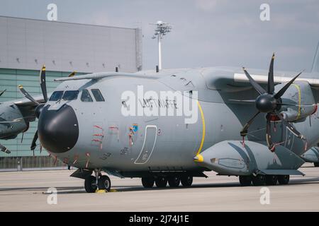 02. Mai 2022, Niedersachsen, Wunstorf: Mehrere A400M Militärflugzeuge stehen auf dem Asphalt des Lufttransportgeschwaders 62 im niedersächsischen Wunstorf. Foto: Ole Spata/dpa Stockfoto