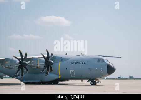 02. Mai 2022, Niedersachsen, Wunstorf: Auf dem Asphalt des Lufttransportgeschwaders 62 in Wunstorf, Niedersachsen, steht ein A400M-stelliger Luftwaffenheber. Foto: Ole Spata/dpa Stockfoto