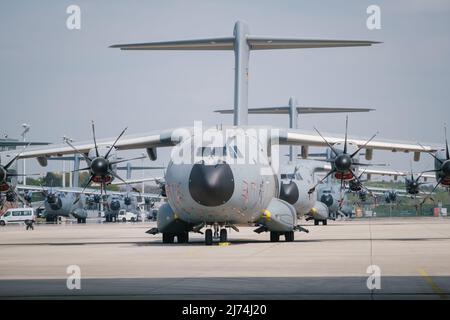 02. Mai 2022, Niedersachsen, Wunstorf: Mehrere A400M Militärflugzeuge stehen auf dem Asphalt des Lufttransportgeschwaders 62 im niedersächsischen Wunstorf. Foto: Ole Spata/dpa Stockfoto