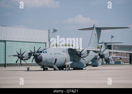 02. Mai 2022, Niedersachsen, Wunstorf: Mehrere A400M Militärflugzeuge stehen auf dem Asphalt des Lufttransportgeschwaders 62 im niedersächsischen Wunstorf. Foto: Ole Spata/dpa Stockfoto