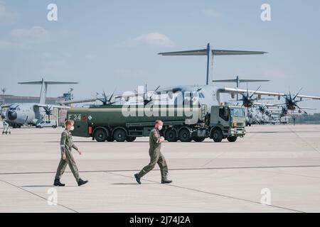 02. Mai 2022, Niedersachsen, Wunstorf: Mehrere A400M Militärflugzeuge stehen auf dem Asphalt des Lufttransportgeschwaders 62 im niedersächsischen Wunstorf. Foto: Ole Spata/dpa Stockfoto