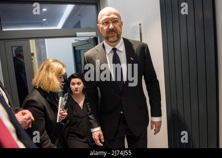 Der ukrainische Premierminister Denys Shmyhal tritt in die ukrainische Botschaft in Warschau ein. Auf der Pressekonferenz ging es um die aktuelle Lage in der Ukraine, aber auch um die finanzielle Hilfe der EU beim Wiederaufbau des Landes. Stockfoto
