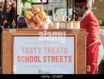 London, Großbritannien, 6.. Mai 2022. Das Pop-up-Café „School Jam“, Teil der Einführung. Großbritannien lanciert eine europaweite Kampagne, um die Stadtführer dazu ‘zu drängen, Tausende von „Schulstraßen“ auf dem gesamten Kontinent zu schaffen. Die Veranstaltung ist Teil der Clean Cities Campaign und Teil der ‘School Jam’ #StreetsforKids Campaign Tour. (Kinder wurden zur Aufnahme freigeräumt) Stockfoto