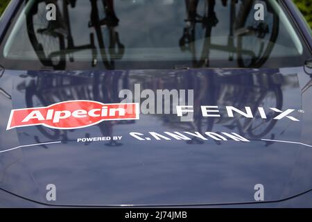 01. Mai 2022, Hessen, Eschborn: Radfahren: UCI WorldTour - Eschborn - Frankfurt (185 km). Ein Logo des Teams von Alpecin-Fenix. Foto: Sebastian Gollnow/dpa Stockfoto