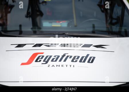 01. Mai 2022, Hessen, Eschborn: Radfahren: UCI WorldTour - Eschborn - Frankfurt (185 km). Das Logo des Teams rek - Segafredo. Foto: Sebastian Gollnow/dpa Stockfoto