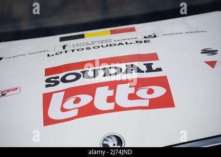 01. Mai 2022, Hessen, Eschborn: Radfahren: UCI WorldTour - Eschborn - Frankfurt (185 km). Ein Logo des Teams von Lotto Soudal. Foto: Sebastian Gollnow/dpa Stockfoto