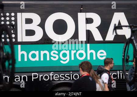 01. Mai 2022, Hessen, Eschborn: Radfahren: UCI WorldTour - Eschborn - Frankfurt (185 km). Das Logo des Teams Bora - hansgrohe. Foto: Sebastian Gollnow/dpa Stockfoto