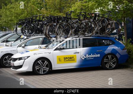 01. Mai 2022, Hessen, Eschborn: Radfahren: UCI WorldTour - Eschborn - Frankfurt (185 km). Ein Auto des Teams Sport Vlaanderen - Baloise. Foto: Sebastian Gollnow/dpa Stockfoto