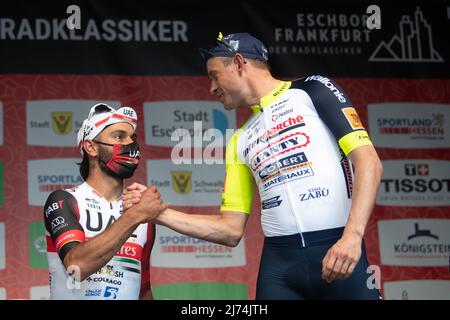 01. Mai 2022, Hessen, Frankfurt/Main: Radfahren: UCI WorldTour - Eschborn - Frankfurt (185 km). Der zweitplatzierte Fernando Gaviria (l) aus Kolumbien vom Team UAE Team Emirates schüttelt sich die Hände mit dem drittplatzierten Alexander Kristoff aus Norwegen vom Team Intermarché - Wanty - Gobert Matériaux. Foto: Sebastian Gollnow/dpa Stockfoto