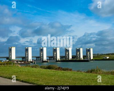 Panorama-Luftaufnahme des Wasserflutsystems. Ijsselmeer auf der rechten Seite und Markermeer auf der linken Seite. Lelystad Flevopolder in der Nähe von Amsterdam Stockfoto