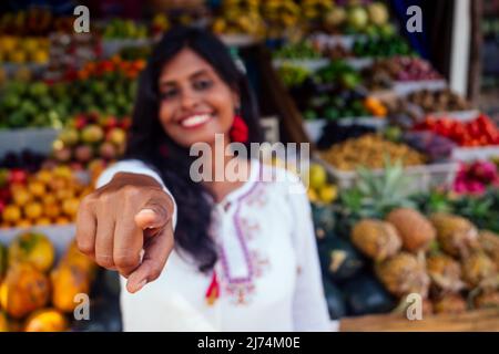 Lächelnde indonesische Geschäftsfrau in kerala goa verkauft Obst- und Gemüsefarm Stockfoto