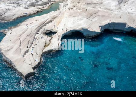 Luftaufnahme der Kreidefelsen von Sarakiniko, Insel Milos Stockfoto