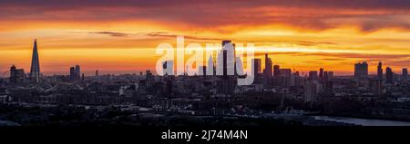 Panoramablick auf den Sonnenuntergang über das moderne Stadtbild von London Stockfoto