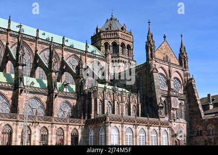 Straßburg, Frankreich - April 2022: Außenansicht der Kathedrale Notre-Dame de Strasbourg Stockfoto