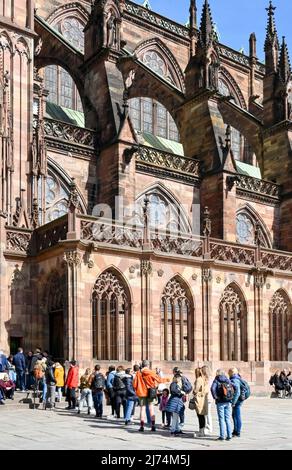 Straßburg, Frankreich - 2022. April: Menschen, die Schlange stehen, um die Kathedrale Notre-Dame de Strasbourg im Stadtzentrum zu betreten Stockfoto