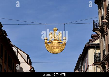 Straßburg, Frankreich - April 2022: Austerlitz Strasbourg Street Medaillon über einer Straße, die zum Stadtzentrum führt Stockfoto