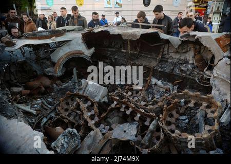 Nicht exklusiv: VINNYZJA, UKRAINE - 5. MAI 2022 - die Menschen betrachten einen russischen Panzer und einen APC, der bei schweren Kämpfen in der Nähe von Bucha und Irpin, Kiew Regi, zerstört wurde Stockfoto