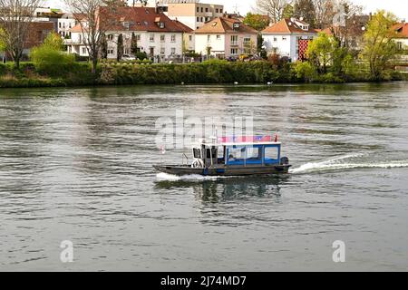 Basel, Schweiz - April 2022: Kleines Wassertaxi auf dem Rhein, der durch die Stadt fließt Stockfoto