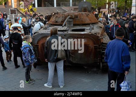 Nicht exklusiv: VINNYZJA, UKRAINE - 5. MAI 2022 - die Menschen betrachten einen russischen Panzer und einen APC, der bei schweren Kämpfen in der Nähe von Bucha und Irpin, Kiew Regi, zerstört wurde Stockfoto