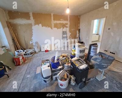 Ehemalige Wohnung einer Person mit Zwangshorten während der Renovierung nach Räumung, Deutschland Stockfoto
