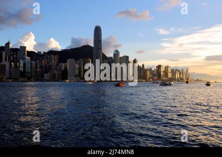 Blick von Kowloon auf die Skyline von Hongkong Island am Hongkong River, Central, mit IFC Tower bei Sonnenuntergang, China, Hongkong Stockfoto