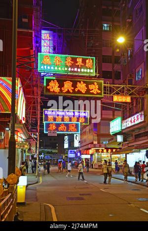 Hektik und leuchtende Werbung auf dem Nachtmarkt rund um die Temple Street in Kowloon, China, Hongkong Stockfoto