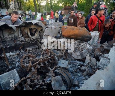 Nicht exklusiv: VINNYZJA, UKRAINE - 5. MAI 2022 - die Menschen betrachten einen russischen Panzer und einen APC, der bei schweren Kämpfen in der Nähe von Bucha und Irpin, Kiew Regi, zerstört wurde Stockfoto