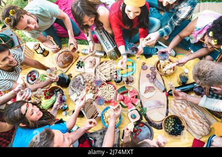 High Angle Draufsicht auf multirassische Freunde Gruppe mit Spaß im Freien Jubel am bbq PIC mit Snacks Essen Trinken Rotwein - Junge Menschen genießen Stockfoto