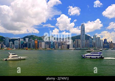 Blick von Kowloon auf die Skyline von Hongkong Island am Hongkong-Fluss, China, Hongkong Stockfoto