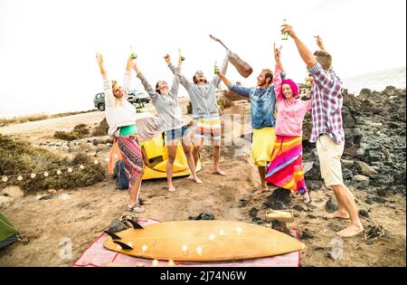 Hippie-Freunde haben Spaß zusammen am Strand Camping Musik-Party - Freundschaftsreisekonzept mit jungen Menschen Wanderer tanzen und Bier trinken auf s Stockfoto