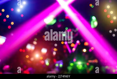 Abstrakter Hintergrund mit unfokussierten Bokeh der Lasershow in der modernen Disco Party Night Club - Konzept des Nachtlebens mit Musik und Unterhaltung - Bild wi Stockfoto