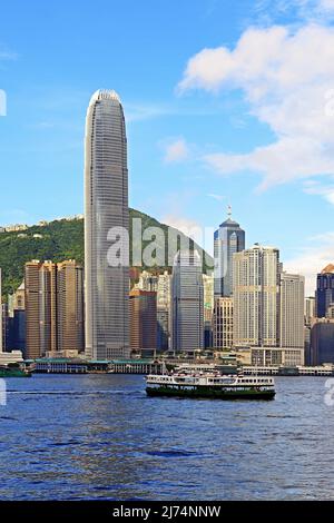 Blick von Kowloon auf die Skyline von Hongkong Island am Hongkong River, Central, mit IFC Tower, China, Hongkong Stockfoto