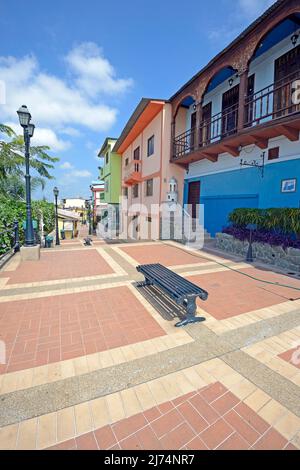 Bunte Häuser im Stadtteil Las Penas auf dem Cerro Santa Ana, Ecuador, Guayaquil Stockfoto