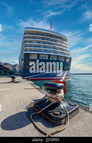 Der elegante Cunard-Kreuzfahrtdampfer, RMS Queen Elizabeth, liegt im Hafen von Arrecife, Lanzarote, Kanarische Inseln, Spanien Stockfoto